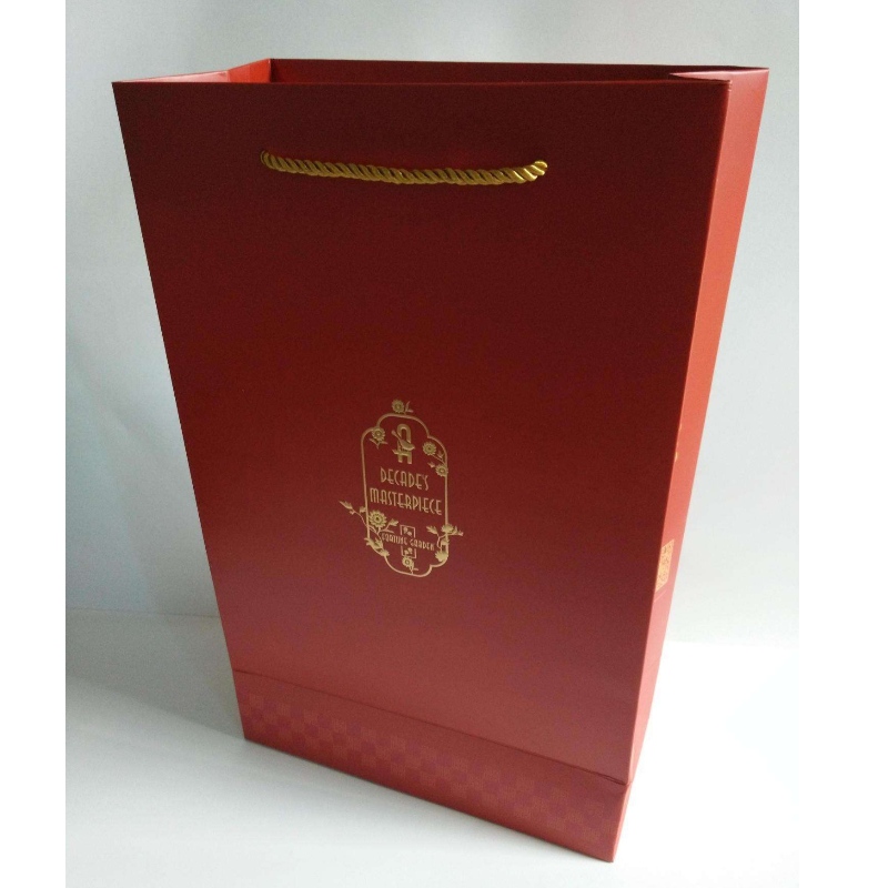 ถุงกระดาษอาร์ตฟอยล์สีทองเคลือบด้านที่มีโลโก้ของตัวเอง