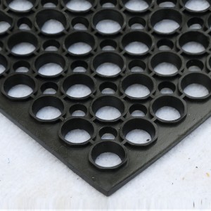 แผ่นยางกันลื่นพร้อมรูระบายน้ำสำหรับสนามเด็กเล่น