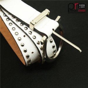 เข็มขัดหนังสีขาวล่าสุด Strape พร้อมหัวเข็มขัดโลหะ