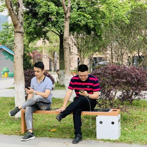 Smart Outdoor Bench ที่นั่งพลังงานแสงอาทิตย์และการชาร์จโทรศัพท์มือถือ