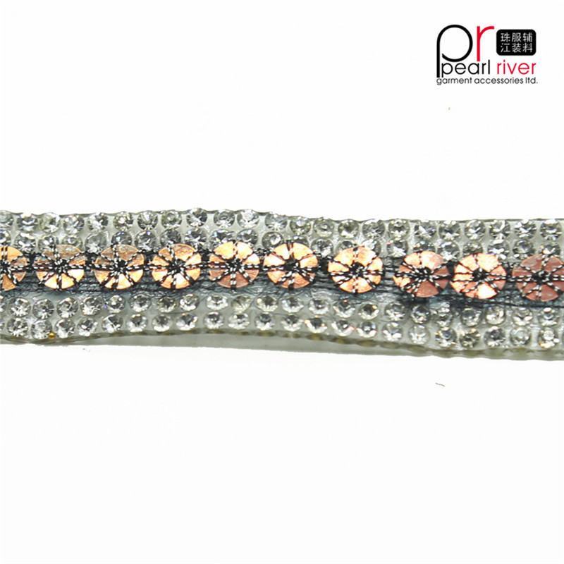 การตัดแต่ง Rhinestone ล่าสุดด้วยการตัดเย็บเลื่อมที่กำหนดเอง