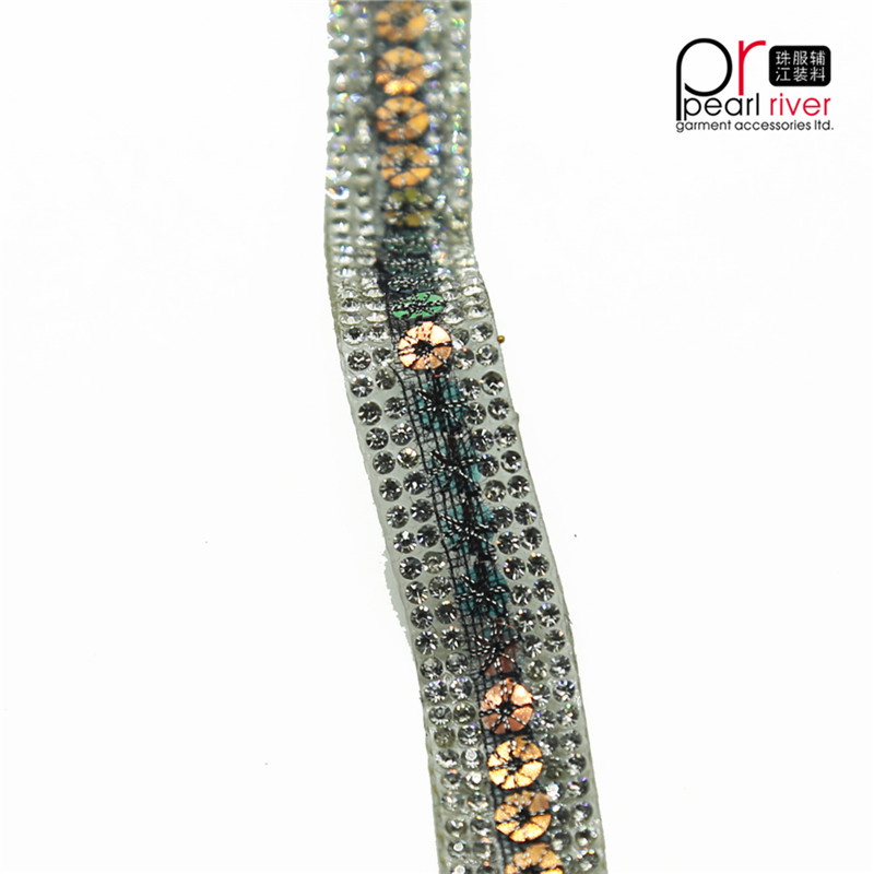 การตัดแต่ง Rhinestone ล่าสุดด้วยการตัดเย็บเลื่อมที่กำหนดเอง