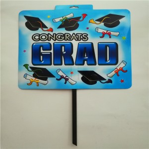 ผู้สำเร็จการศึกษาการโฆษณาสำหรับการตกแต่งวันหยุดเด็กและเข้าสู่ระบบลาน Essentials ความบันเทิง