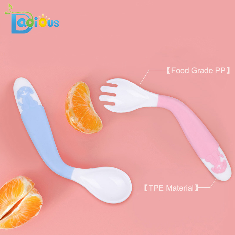 ใหม่มาถึงเด็กเรียนรู้ช้อนและส้อม BPA ฟรีพลาสติกเด็กวัยหัดเดินช้อนส้อม Bendable นุ่มที่สมบูรณ์แบบให้อาหารตัวเองช้อนทารก
