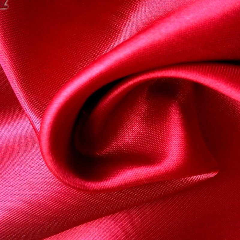 ผ้าโพลีเอสเตอร์เสื้อกันฝนเคลือบพีวีซี 210T ผ้าแพรแข็งสำหรับเสื้อผ้าสิ่งทอ