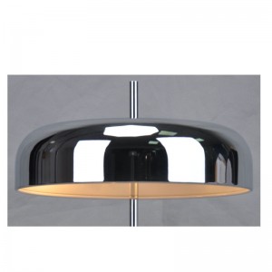 โคมไฟตั้งโต๊ะที่มีเฉดสีโลหะและฐานแบน