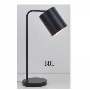 โคมไฟตั้งโต๊ะพร้อมเฉดสีโลหะและฟังก์ชั่นปรับความเงา