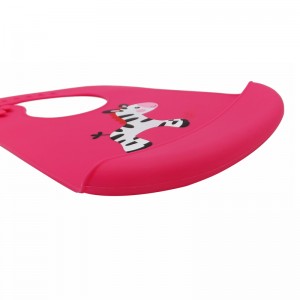 ทำความสะอาดเอี๊ยมซิลิโคนกันน้ำได้อย่างง่ายดายด้วย Food Catcher