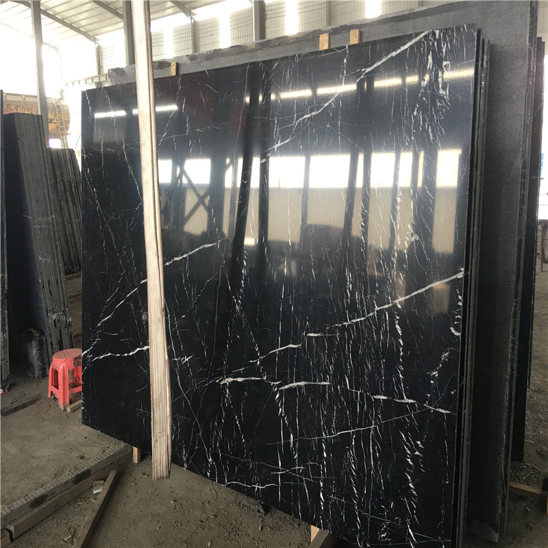 หินอ่อน Nero Marquina ในแถบสีขาว