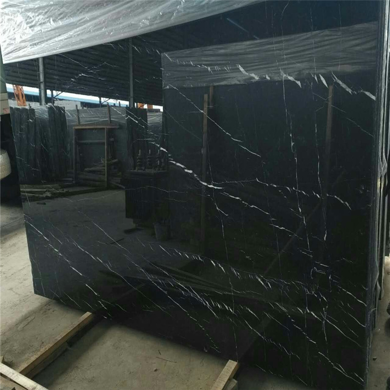 หินอ่อน Nero Marquina ในแถบสีขาว