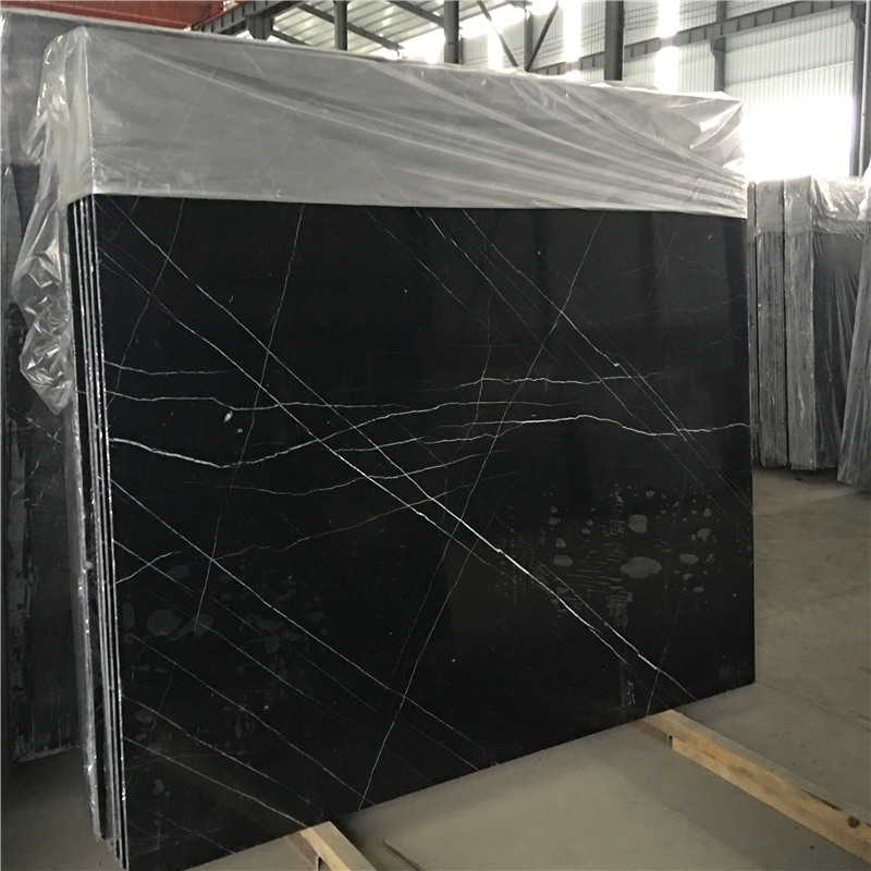 หินอ่อน Nero Marquina ในแถบสีขาว