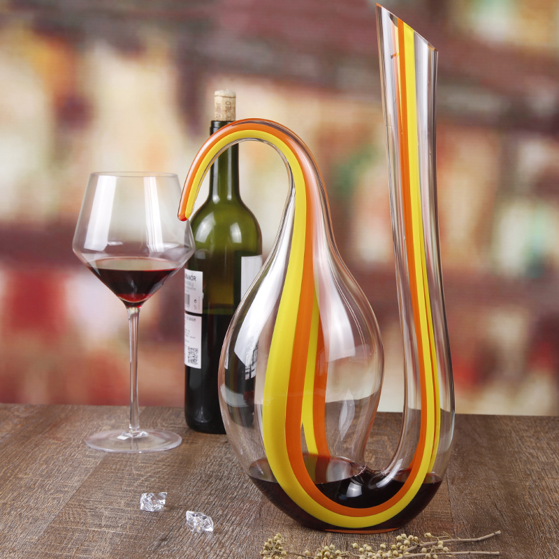 ผลิตภัณฑ์ใหม่ Sanzo เป่าด้วยมือปราศจากสารตะกั่วคริสตัลสีแดงไวน์ขวดแก้วรอบขวดเหล้าสำหรับเป็นของขวัญ