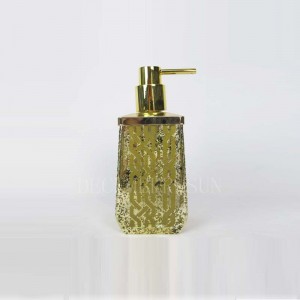 กระจกใสที่มีอุปกรณ์ห้องน้ำทอง decaled