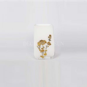 สี่เหลี่ยมสีขาวพร้อมอุปกรณ์ห้องน้ำแก้วทองที่มีตัวยึดแปรงสีฟัน