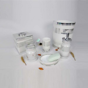 สีขาวหรูหราพร้อมชุดกระจกห้องน้ำสีเงิน