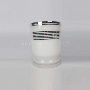 สีขาวหรูหราพร้อมชุดกระจกห้องน้ำสีเงิน