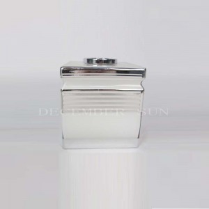 สีขาวหรูหราพร้อมชุดกระจกห้องน้ำสีเงิน