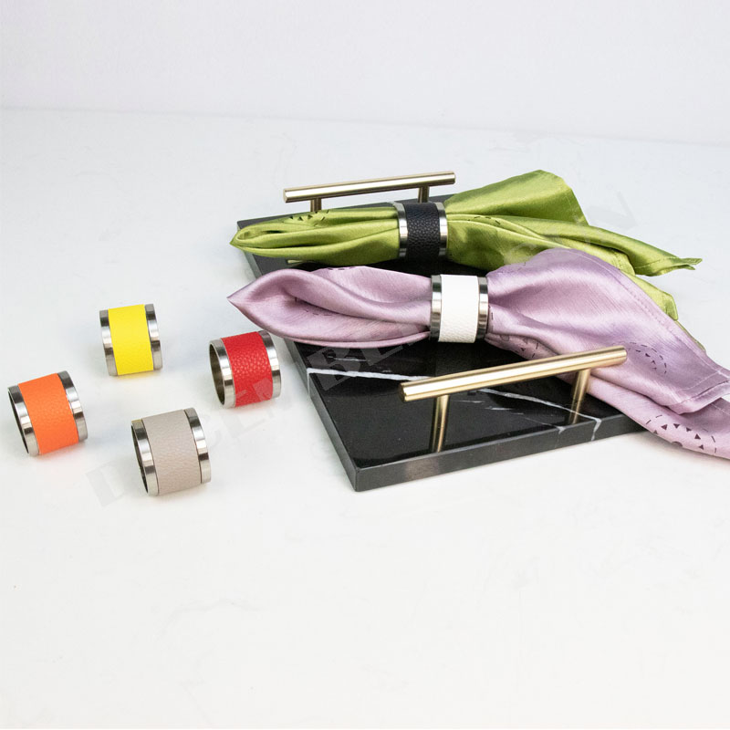 แหวนผ้าเช็ดปากโลหะและหนังสีสวย