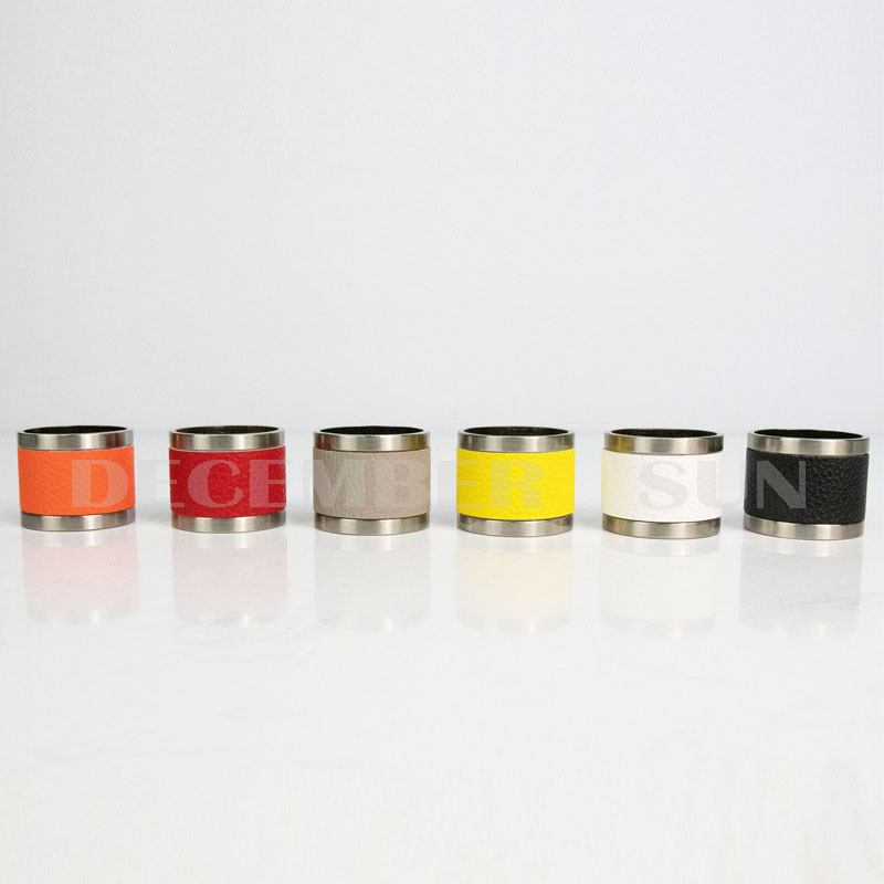 แหวนผ้าเช็ดปากโลหะและหนังสีสวย