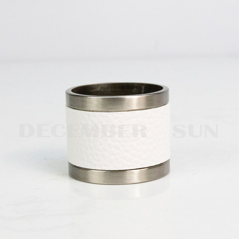 แหวนผ้าเช็ดปากโลหะและหนังสีสวย