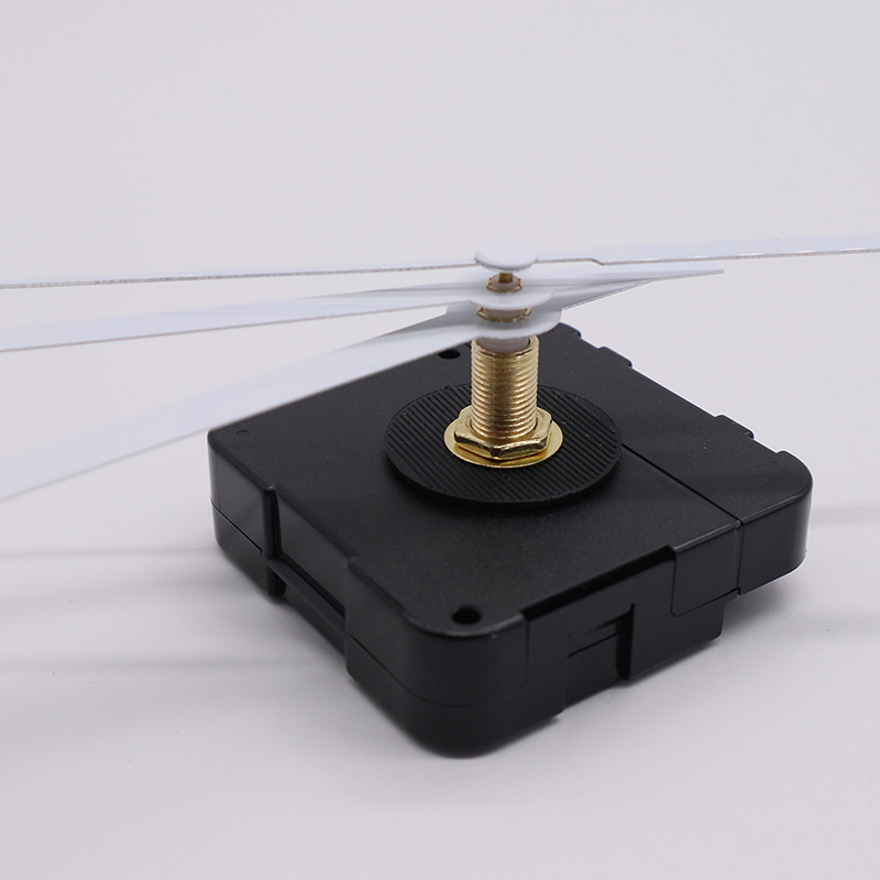 นาฬิกาแขวนผนังสีขาวและมือจับสีขาว