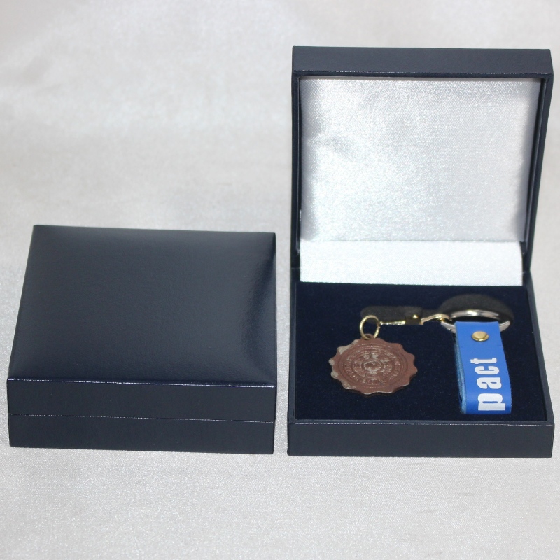 รายการ V-06 กล่องพลาสติกสำลีสี่เหลี่ยมสำหรับใส่เหรียญ 50-60 มม., กระดุม, กระดุมข้อมือ, เนคไท, เหรียญ, ฯลฯ 88 * 91 * 33 น้ำหนักประมาณ 85 กรั...