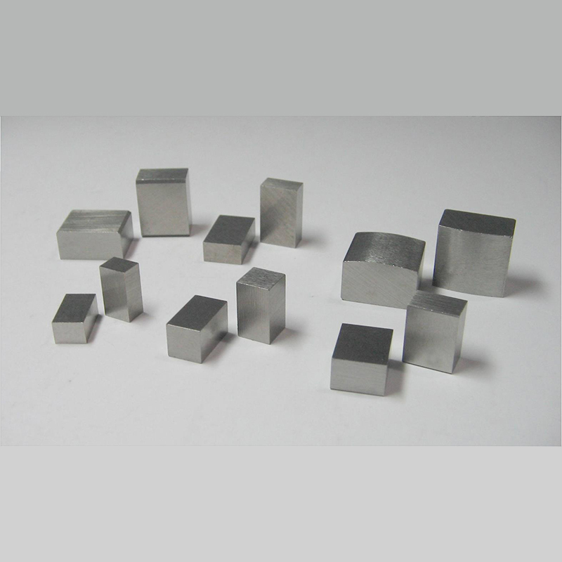 ความเหนียวความแข็งสูงแม่เหล็ก Alnico ปรับแต่งทนต่ออุณหภูมิสูง