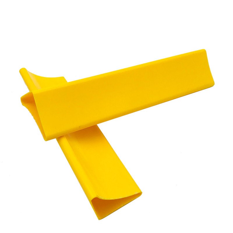 แผ่นพลาสติกพีวีซีอัดแข็งท่อชั้นสนับสนุนแถบโปรไฟล์สามเหลี่ยมพีวีซีสำหรับรองรับลิ้นชักตู้