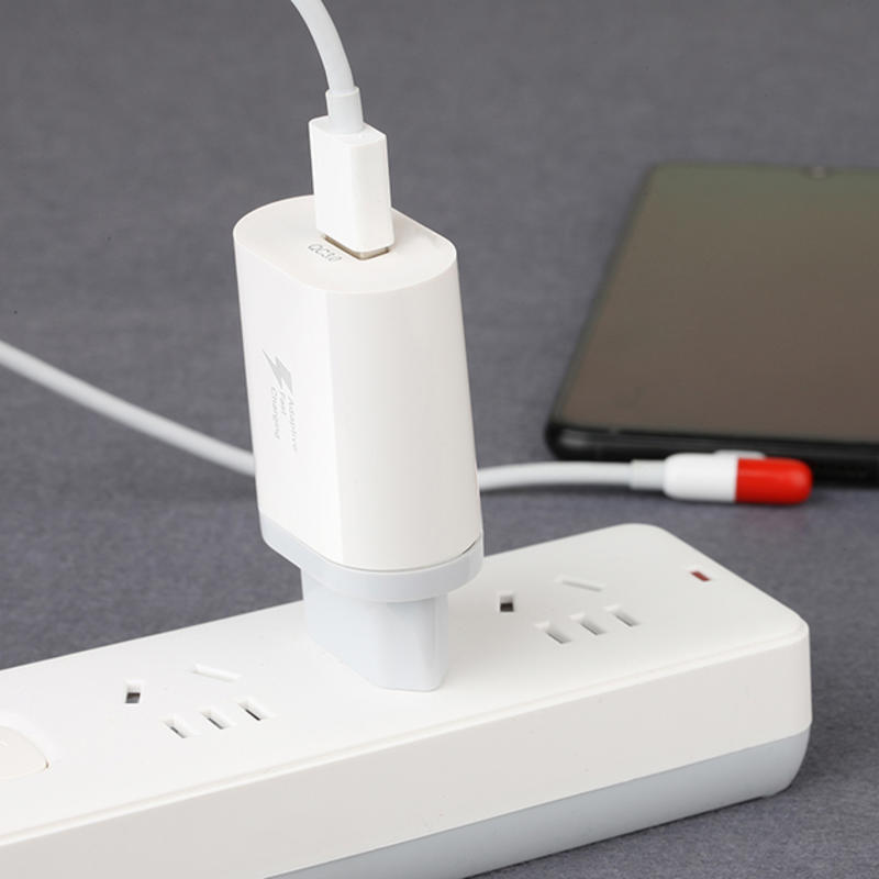 เครื่องชาร์จมัลติฟังก์ชันทั่วไปสำหรับชาร์จอย่างรวดเร็วของ USB และ C