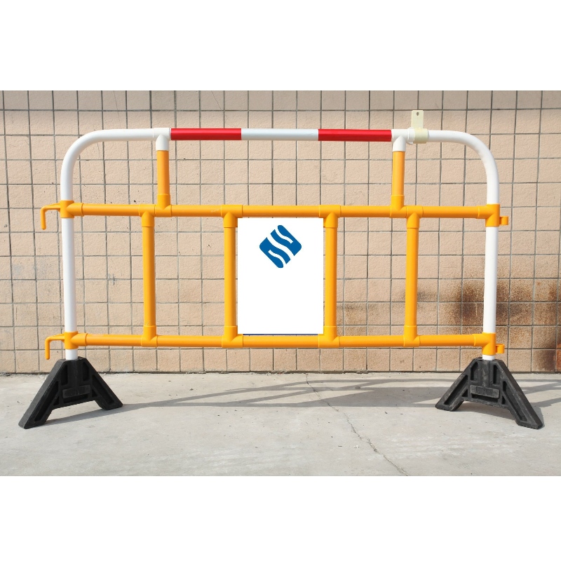 PVC Crowd Control Barrier สิ่งกีดขวางทางเดินเท้าพลาสติกความปลอดภัยรั้วพลาสติกพีวีซีพร้อมแถบสะท้อนแสงสีแดง