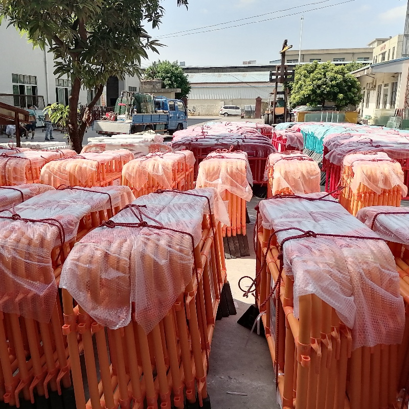 ที่กั้นทางเดินเท้าสำหรับงานคอนเสิร์ตการแข่งขันกีฬาและขบวนพาเหรดที่จอดรถพลาสติก PVC ที่กั้นรถกั้นถนน