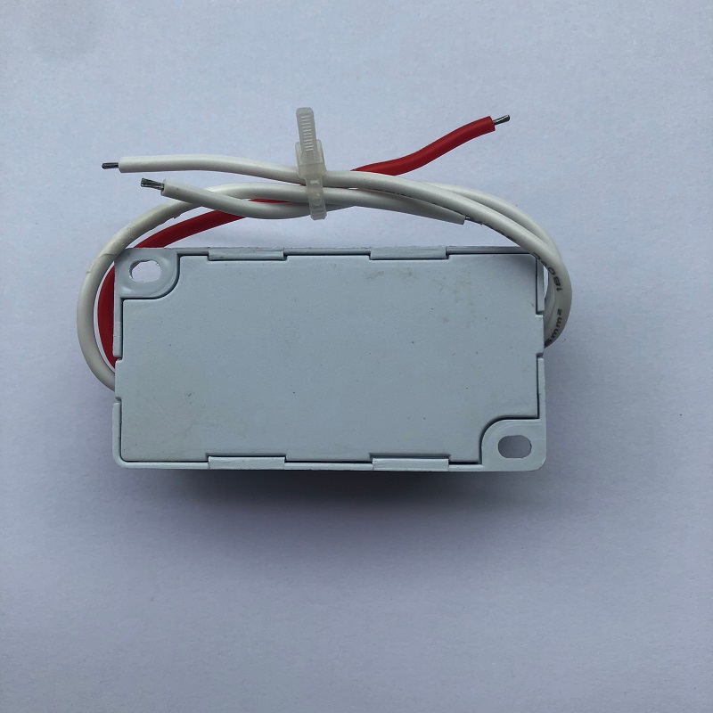 6W 12V แหล่งจ่ายไฟสลับเปลือกพลาสติกกันน้ำพลังงานต่ำไดร์เวอร์ LED ควบคุมพลาสติกกันน้ำ