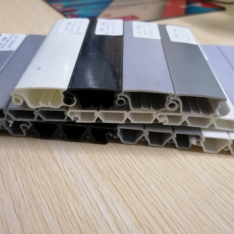 บานม้วนพีวีซีทนไฟไม้ระแนงบานประตูหน้าต่างพีวีซีโปรไฟล์ร่วมอัดแผ่นพีวีซีโปรไฟล์สำหรับประตูตู้