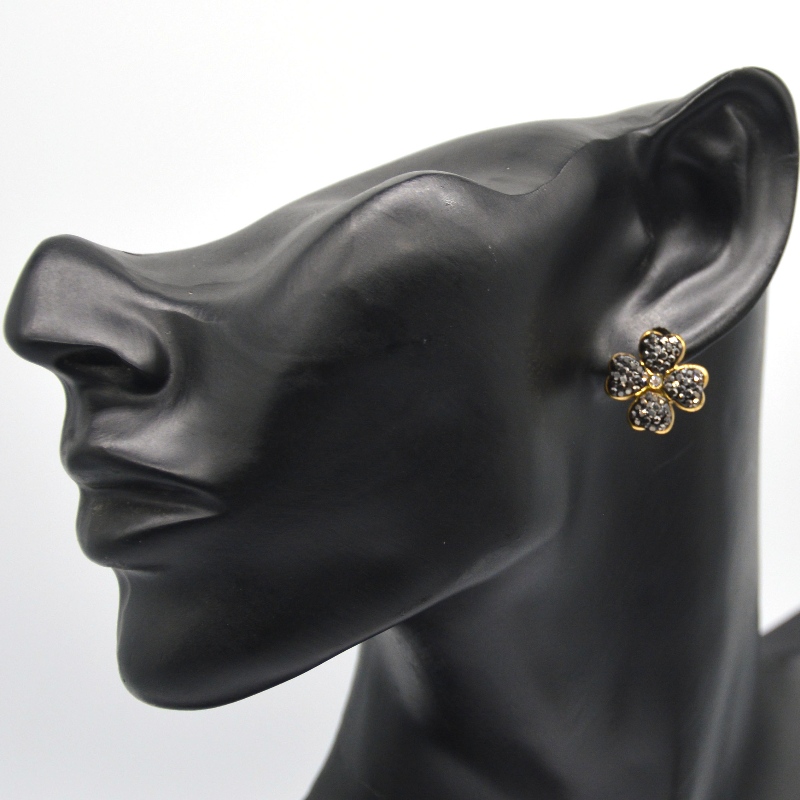ต่างหูโคลเวอร์สี่ใบเหมาะสำหรับเด็กผู้หญิงและผู้หญิงรักต่างหูสีดำ \/ ขาวรูปหัวใจจีนโรงงานแปรรูปเครื่องประดับ Ruifanbao