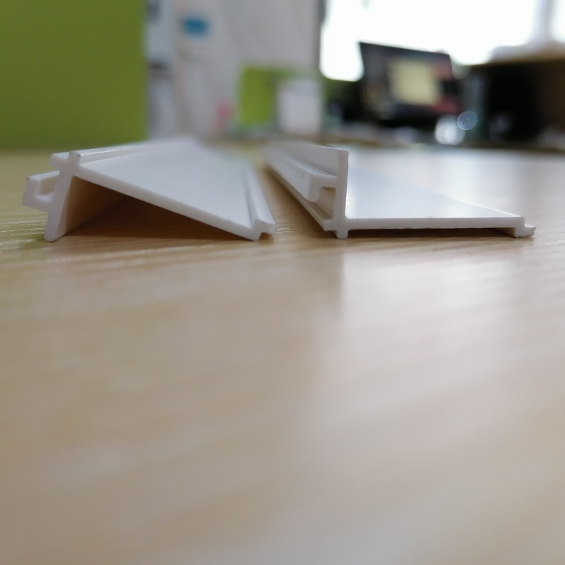 ผู้ผลิตจีนสำหรับโปรไฟล์ช่องพีวีซีช่องพีวีซีแถบพีวีซีโปรไฟล์รูปตัววีพีวีซีสำหรับตกแต่งอาคาร