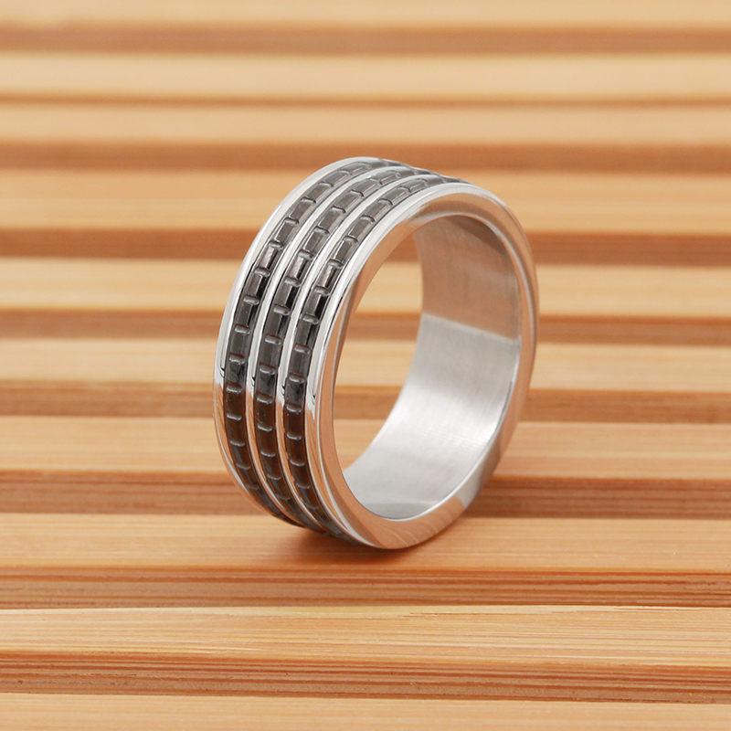 แหวนผู้ชายสแตนเลสสตีลทูโทนสีดำชุบ