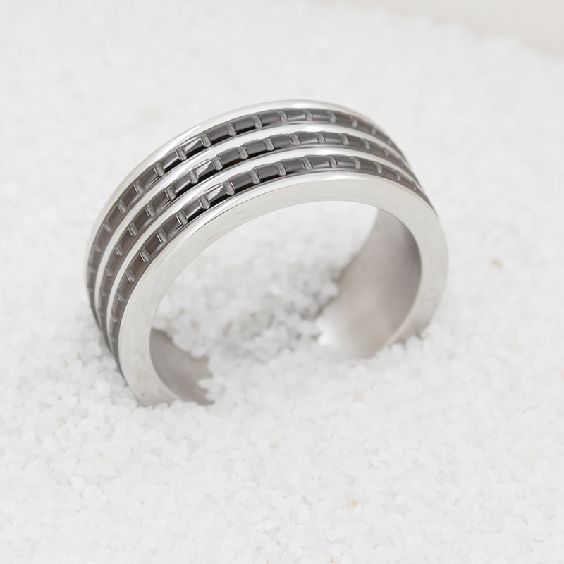 แหวนผู้ชายสแตนเลสสตีลทูโทนสีดำชุบ