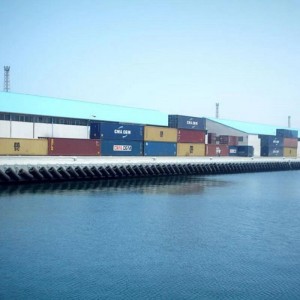 ยางป้องกันด้านข้างของอู่ต่อเรือกลวง