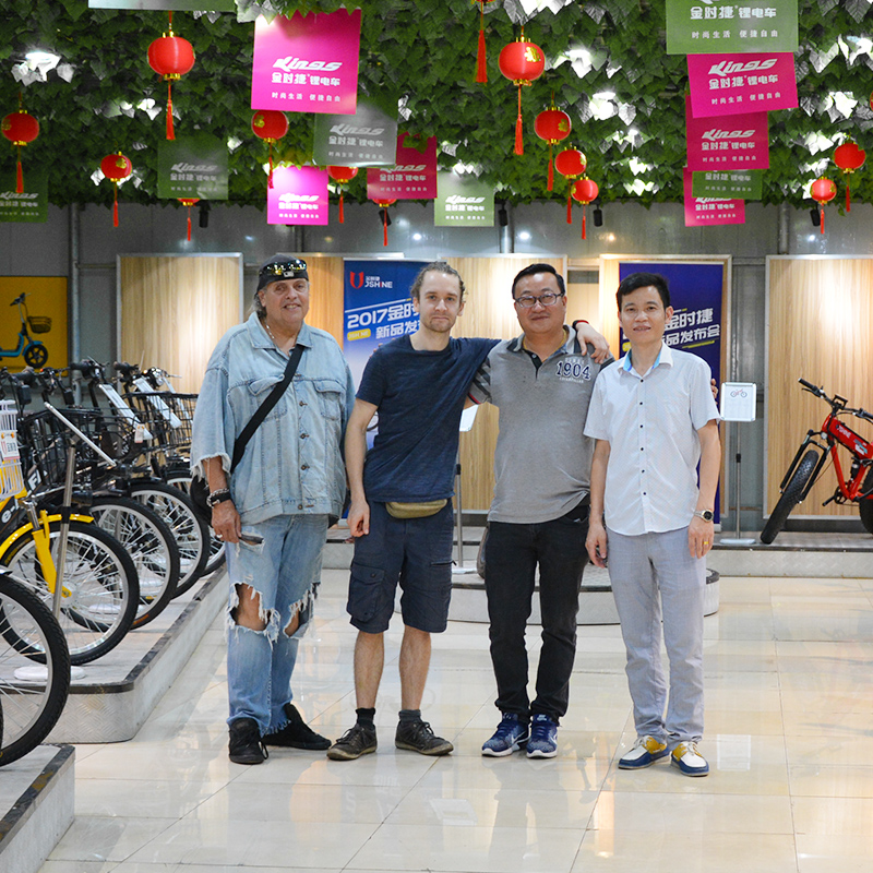 เพื่อนต่างชาติมาเยี่ยมชมบริษัทของเราเพื่อเจรจาต่อรอง