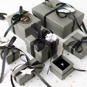 ที่กำหนดเองที่ทำด้วยมือกระดาษแข็งกระดาษบรรจุภัณฑ์เครื่องประดับสำหรับจี้