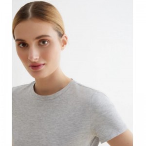 เสื้อยืดสีเทาอ่อนที่ทำจาก hypoallergenic