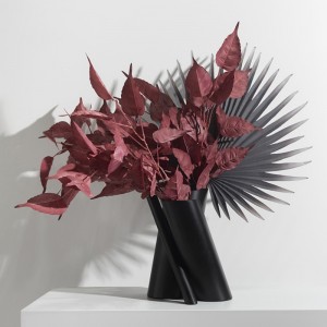 แจกันเอียงสีดำ