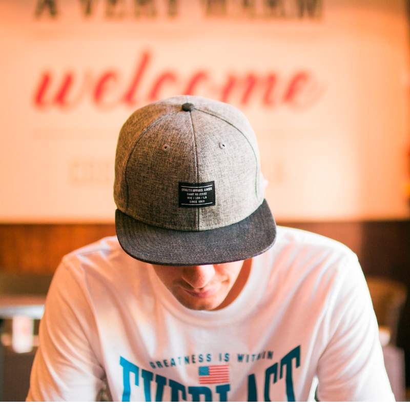 อะไรคือความแตกต่างระหว่าง snapbacks และ hats trucker?