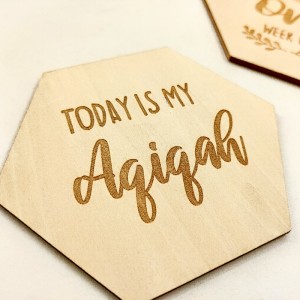 การ์ดหลักชัยไม้ เลเซอร์แกะสลักรูปหลายเหลี่ยมเด็กวันเกิดครบรอบหนึ่งปีการ์ดเดือนเด็ก