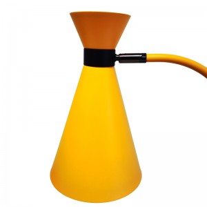 โคมไฟโต๊ะสองโทนพร้อมผิวสีดำและสีเหลืองอ่อนสวิตช์โยก/off และร้านค้าที่สะดวกสบายสองแห่งในห้องพัก