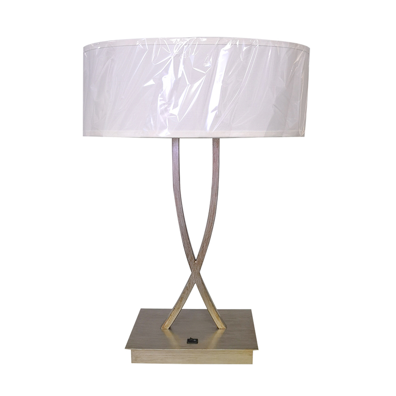 โคมไฟโต๊ะทำงานสีเงินโบราณสองอันพร้อมสวิตช์โยก/off ที่ห้องพักแขก