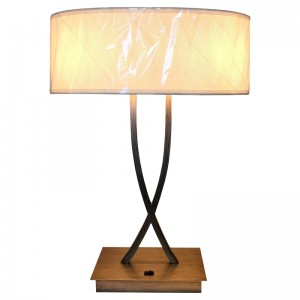 โคมไฟโต๊ะทำงานสีเงินโบราณสองอันพร้อมสวิตช์โยก/off ที่ห้องพักแขก