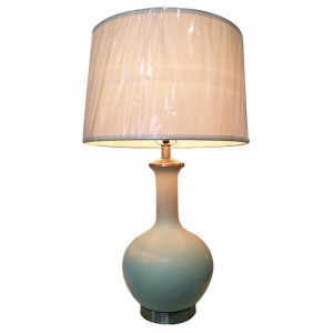 Homewood Suites Hotel Hotel Resin Table Lamp พร้อมบอดี้เรซินสีงาช้างที่ห้องพักของโรงแรม