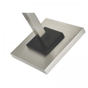 โคมไฟพื้นโลหะของโรงแรมพร้อมนิกเกิลแปรงและสำเนียงสีดำที่ห้องพัก