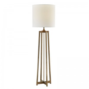 โซฟา Hyatt Hotel ข้างโคมไฟพื้นพร้อมสีทองโบราณที่ห้องพัก